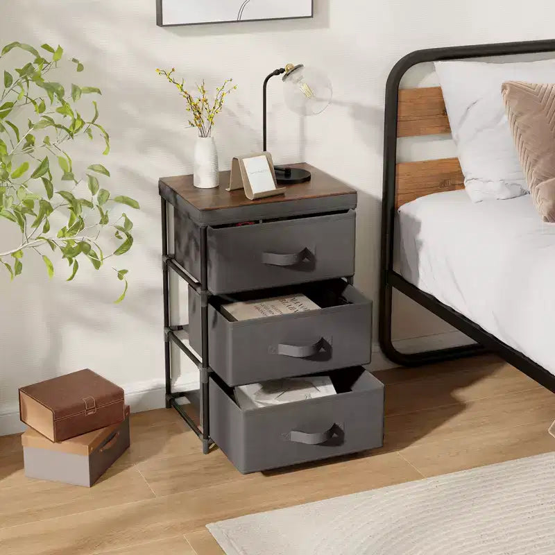 Comodino cassettiera in tessuto a 3 cassetti grigio e marrone rustico, 1–2 unità